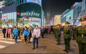 上海外滩再现拉链式人墙维持交通秩序,对此你怎么看 上海跨年夜再现拉链式人墙